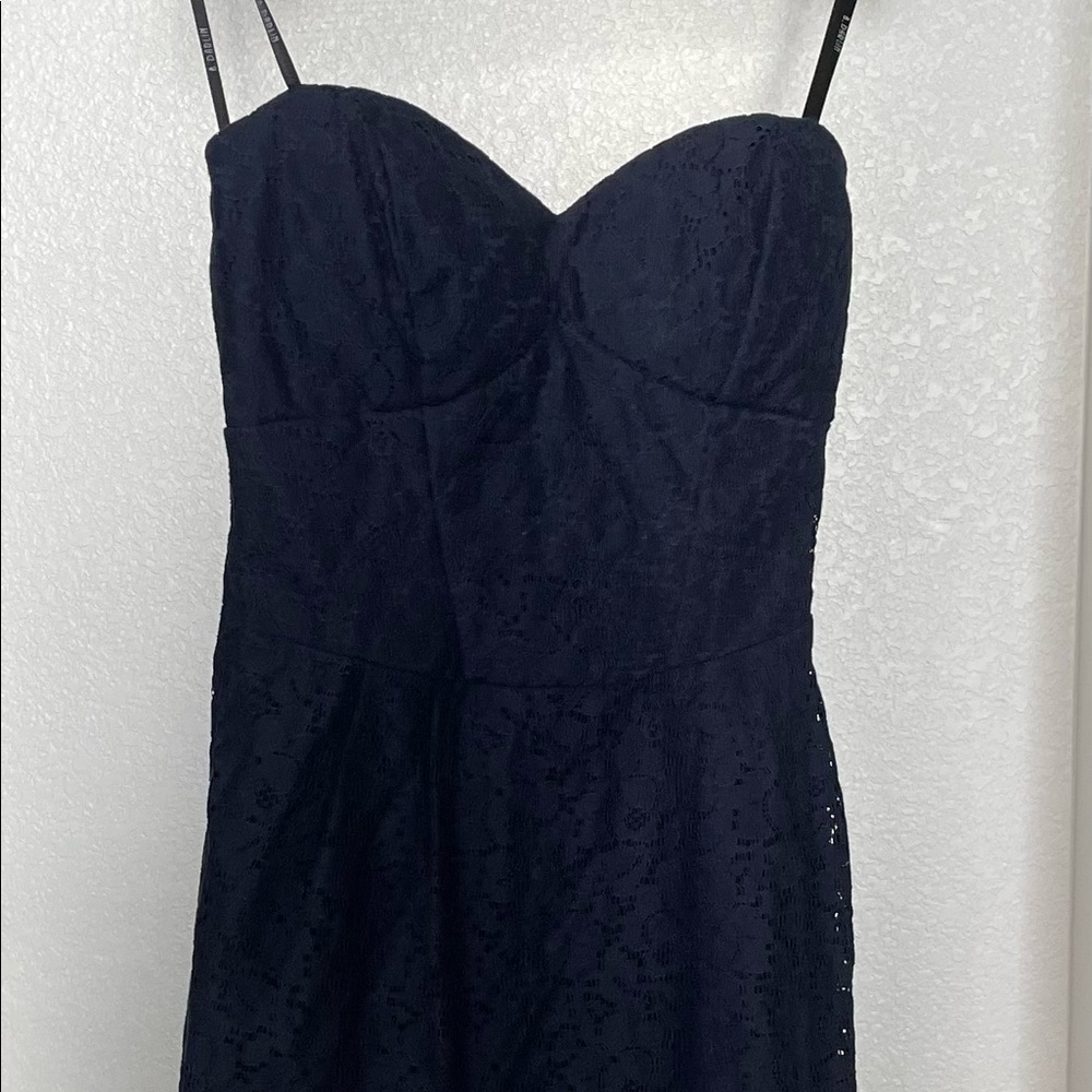 Lacy navy strapless dress with sweetheart neckline and elastic back!